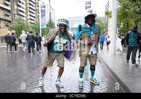 Londres, Royaume-Uni. 19 octobre 2025. Les fans de Jaguar NFL descendent Wembley Way en direction du stade avant le match. Match international de la NFL entre les Jaguars de Jacksonville contre les Rams de Los Angeles tenu au stade de Wembley à Londres, en Angleterre, le 19 octobre 2025. (Photo par Andy Hooper/Sipa USA) crédit : Sipa USA/Alamy Live News Banque D'Images