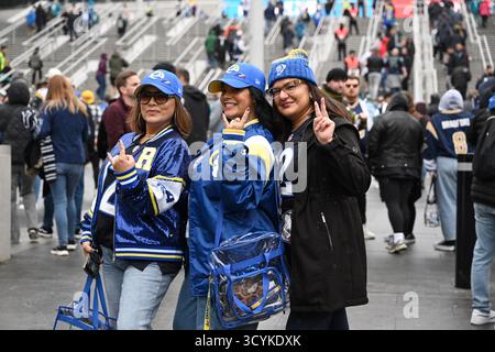 Londres, Royaume-Uni. 19 octobre 2025. Les fans de Rams NFL descendent Wembley Way en direction du stade avant le match. Match international de la NFL entre les Jaguars de Jacksonville contre les Rams de Los Angeles tenu au stade de Wembley à Londres, en Angleterre, le 19 octobre 2025. (Photo par Andy Hooper/Sipa USA) crédit : Sipa USA/Alamy Live News Banque D'Images
