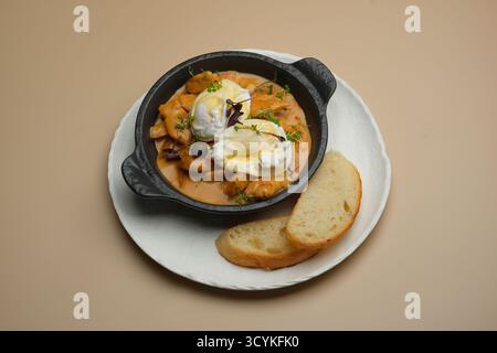 Un plat délicieusement délicieux et salé avec des œufs pochés accompagnés de pain grillé Banque D'Images