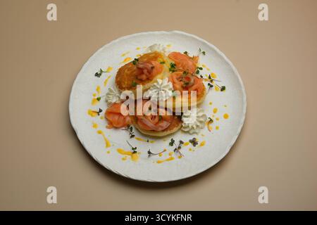 Dégustez nos crêpes gourmandes, élégamment garnies de délicieuses garnitures et de crème fouettée Banque D'Images