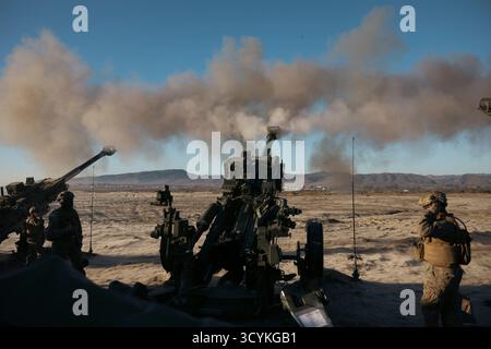 Oceanside, États-Unis. 17 octobre 2025. Les Marines américains avec le 2e bataillon, le 11e régiment de Marines, la 1re division de Marines, tirent des obusiers légers de 155 mm M777 lors d'une répétition pour la 250e démonstration de capacités amphibies à Red Beach, au camp de base du corps des Marines Pendleton, le 17 octobre 2025 à Oceanside, Californie. Crédit : GySgt Aaron Patterson/US Marines photo/Alamy Live News Banque D'Images