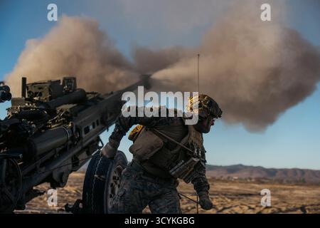 Oceanside, États-Unis. 17 octobre 2025. Le caporal Dashawn Rudesill, un canonnier du 2e bataillon du 11e régiment de Marines de la 1re division des Marines, tire un obusier léger M777 de 155 mm lors d'une répétition pour la 250e démonstration de capacités amphibies à Red Beach, au camp de base du corps des Marines Pendleton, le 17 octobre 2025 à Oceanside, en Californie. Crédit : GySgt Aaron Patterson/US Marines photo/Alamy Live News Banque D'Images