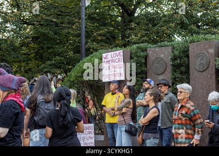 Asheville, États-Unis. 18 octobre 2025. Les manifestants défilent avec des pancartes lors du deuxième rassemblement « No Kings » - l'événement d'une journée est la plus grande action civile depuis cinquante-cinq ans aux États-Unis. Crédit : Gloria Good/AlamyLive News Banque D'Images