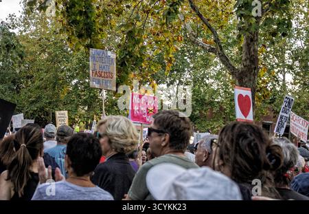 Asheville, États-Unis. 18 octobre 2025. Les manifestants défilent avec des pancartes lors du deuxième rassemblement « No Kings » - l'événement d'une journée est la plus grande action civile depuis cinquante-cinq ans aux États-Unis. Crédit : Gloria Good/AlamyLive News Banque D'Images