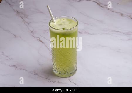 Une boisson verte revigorante et rafraîchissante servie dans un magnifique verre élégant Banque D'Images