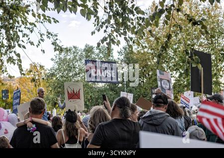 Asheville, États-Unis. 18 octobre 2025. Les manifestants défilent avec des pancartes lors du deuxième rassemblement « No Kings » - l'événement d'une journée est la plus grande action civile depuis cinquante-cinq ans aux États-Unis. Crédit : Gloria Good/AlamyLive News Banque D'Images