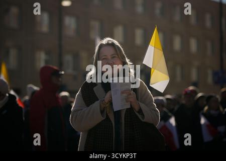 Plusieurs centaines de personnes participent à la Marche pontificale à Varsovie, en Pologne, le 19 octobre 2025. Banque D'Images