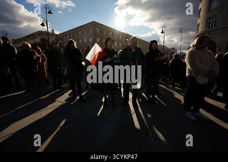 Plusieurs centaines de personnes participent à la Marche pontificale à Varsovie, en Pologne, le 19 octobre 2025. Banque D'Images