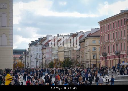 Des gens sont vus marcher dans la vieille ville de Varsovie, en Pologne, le 19 octobre 2025. Banque D'Images