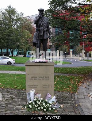 Barnsley, Royaume-Uni. 19 octobre 2025. La statue de Harold Dennis Bird OBE « Dickie » lors des funérailles de Harold Dennis Bird OBE « Dickie » à l’église St Mary, Barnsley, Royaume-Uni, 19 octobre 2025 (photo Mark Cosgrove/News images) à Barnsley, Royaume-Uni, le 19/10/2025. (Photo de Mark Cosgrove/News images/SIPA USA) crédit : SIPA USA/Alamy Live News Banque D'Images