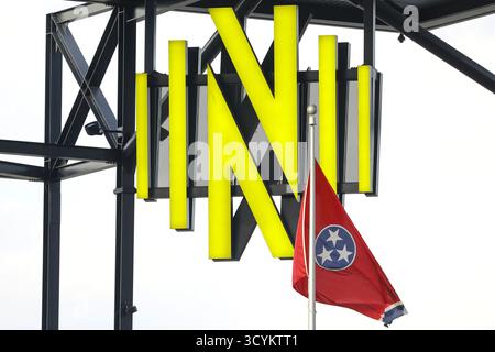 Nashville, États-Unis. 18 octobre 2025. Le drapeau du Tennessee à côté du logo de Nashville SC au GEODIS Park à Nashville, Tennessee, le 18 octobre 2025. (Photo de Kindell Buchanan/Sipa USA) crédit : Sipa USA/Alamy Live News Banque D'Images