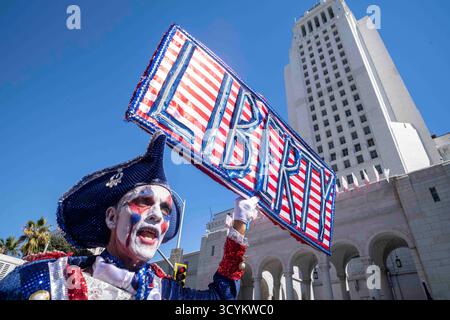 Los Angeles, Californie, États-Unis. 19 octobre 2025. Des milliers de manifestants se rassemblent lors de la manifestation du No Kings Day à Los Angeles le samedi 18 octobre 2025. (Crédit image : © Ringo Chiu/ZUMA Press Wire) USAGE ÉDITORIAL SEULEMENT ! Non destiné à UN USAGE commercial ! Banque D'Images