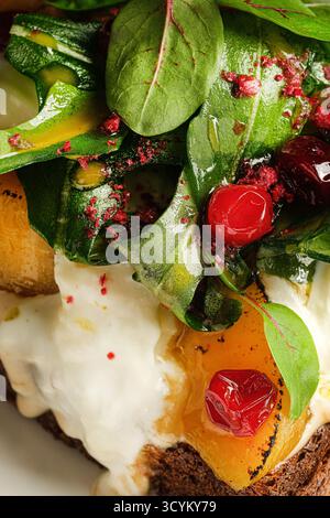 oeuf crémeux et fromage burrata sur toast, mélange crémeux d'oeufs et fromage burrata sur pain grillé Banque D'Images