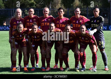 Cercola, Italie. 19 octobre 2025. L'équipe de L'AS Roma pose pour la photographie devant la Serie A Athora féminine entre Napoli Femminile et AS Roma Femminile à l'Arena Giuseppe Piccolo le 19 octobre 2025 à Cercola, en Italie. Crédit : Nicola Ianuale/Alamy Live News Banque D'Images