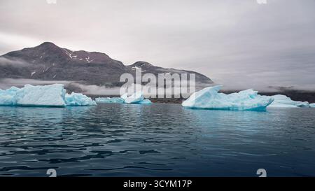 Fjord de glace de Qooroq, Narsarsuaq, Groenland, icebergs dérivant dans la brume, montagnes et paysages époustouflants, août 2025 Banque D'Images
