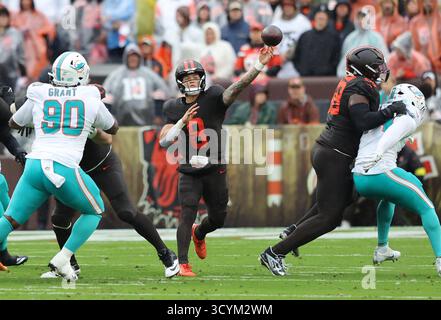 Cleveland, États-Unis. 19 octobre 2025. Dillon Gabriel (8) de Cleveland Brown lance une passe contre les Dolphins de Miami dans le premier quart-temps à Huntington Bank Field à Cleveland, Ohio le dimanche 19 octobre 2025. Photo de Aaron Josefczyk/UPI crédit : UPI/Alamy Live News Banque D'Images