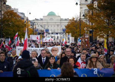 Varsovie, Pologne. 19 octobre 2025. Plusieurs centaines de personnes participent à la Marche pontificale à Varsovie, en Pologne, le 19 octobre 2025. (Photo de Jaap Arriens/Sipa USA) crédit : Sipa USA/Alamy Live News Banque D'Images