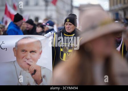 Varsovie, Pologne. 19 octobre 2025. Plusieurs centaines de personnes participent à la Marche pontificale à Varsovie, en Pologne, le 19 octobre 2025. (Photo de Jaap Arriens/Sipa USA) crédit : Sipa USA/Alamy Live News Banque D'Images