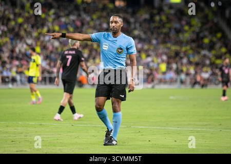 Nashville, États-Unis. 18 octobre 2025. L'arbitre Jon Freemon lors de la deuxième mi-temps du match entre Nashville SC et Inter Miami CF au GEODIS Park à Nashville, Tennessee, le 18 octobre 2025. (Photo de Kindell Buchanan/Sipa USA) crédit : Sipa USA/Alamy Live News Banque D'Images