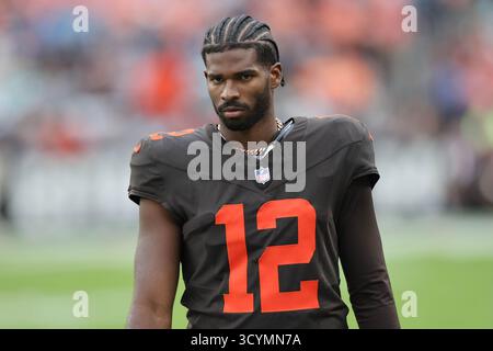 Cleveland, États-Unis. 19 octobre 2025. Shedeur Sanders de Cleveland Brown (12) marche sur la touche contre les Dolphins de Miami au troisième quart-temps au Huntington Bank Field à Cleveland, Ohio, dimanche 19 octobre 2025. Photo de Aaron Josefczyk/UPI crédit : UPI/Alamy Live News Banque D'Images