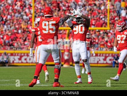 Kansas City, États-Unis. 19 octobre 2025. Chris Jones (95) et Charles Omenihu (90) célèbrent un quaterback contre les Raiders au stade Arrowhead de Kansas City à Kansas City, Missouri, le dimanche 19 octobre 2025. Photo de Jon Robichaud/UPI crédit : UPI/Alamy Live News Banque D'Images