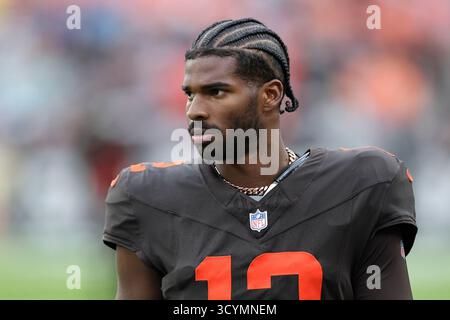 Cleveland, États-Unis. 19 octobre 2025. Shedeur Sanders de Cleveland Brown (12) regarde de côté contre les Dolphins de Miami au troisième quart-temps au Huntington Bank Field à Cleveland, Ohio, dimanche 19 octobre 2025. Photo de Aaron Josefczyk/UPI crédit : UPI/Alamy Live News Banque D'Images