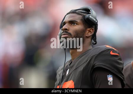 Cleveland, États-Unis. 19 octobre 2025. Shedeur Sanders de Cleveland Brown (12) regarde de côté contre les Dolphins de Miami au troisième quart-temps au Huntington Bank Field à Cleveland, Ohio, dimanche 19 octobre 2025. Photo de Aaron Josefczyk/UPI crédit : UPI/Alamy Live News Banque D'Images