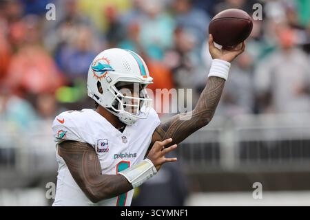 Cleveland, États-Unis. 19 octobre 2025. Le quarterback tua Tagovailoa des Dolphins de Miami (1) lance une passe dans le troisième quart-temps contre les Browns de Cleveland au Huntington Bank Field à Cleveland, Ohio, dimanche 19 octobre 2025. Photo de Aaron Josefczyk/UPI crédit : UPI/Alamy Live News Banque D'Images