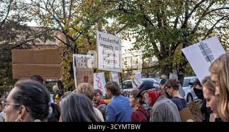 Asheville, États-Unis. 18 octobre 2025. Les manifestants défilent avec des pancartes lors du deuxième rassemblement « No Kings » - l'événement d'une journée est la plus grande action civile depuis cinquante-cinq ans aux États-Unis. Crédit : Gloria Good/AlamyLive News Banque D'Images