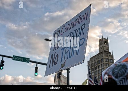 Asheville, États-Unis. 18 octobre 2025. Un signe au deuxième rassemblement 'No Kings' - l'événement d'une journée étant la plus grande action civile en cinquante-cinq ans aux États-Unis. Crédit : Gloria Good/AlamyLive News Banque D'Images