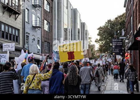 Asheville, États-Unis. 18 octobre 2025. Les manifestants défilent avec des pancartes lors du deuxième rassemblement « No Kings » - l'événement d'une journée est la plus grande action civile depuis cinquante-cinq ans aux États-Unis. Crédit : Gloria Good/AlamyLive News Banque D'Images