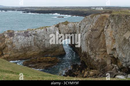 L'arc de mer White Arch (BWA Gwyn) du sentier côtier près de Rhoscolyn, Anglesey, pays de Galles du Nord, Royaume-Uni. Prise le 2 octobre 2025. Banque D'Images
