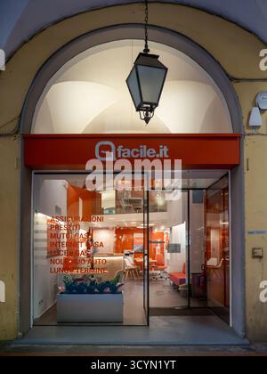 Pise, Italie - 16 octobre 2025 magasin de marque facile.it dans le centre-ville de Pise, offrant des services de comparaison en ligne pour les produits financiers et utili Banque D'Images