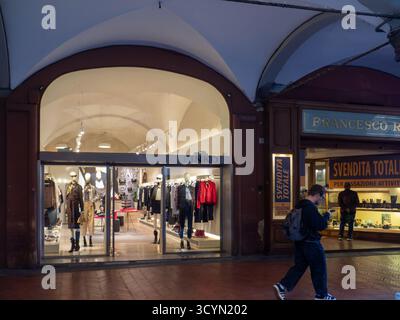 Pise, Italie - 16 octobre 2025 Boutique présentant la dernière collection de mode sur les mannequins, STYLISER LA signalétique D'ÉVÉNEMENT visible, les gens marchant devant Banque D'Images