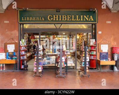Pise, Italie - 16 octobre 2025 Libreria Ghibellina, une librairie indépendante pittoresque, offrant des livres et des œuvres littéraires, enrichissant la vie culturelle de Banque D'Images