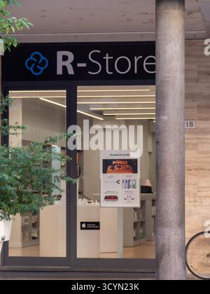 Pise, Italie - 16 octobre 2025 R-Store StoreFront présentant les derniers produits et services Apple, reflétant les nouvelles technologies de vente au détail dans un ensemble urbain Banque D'Images