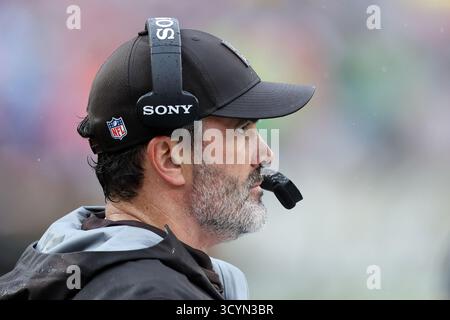 Cleveland, États-Unis. 19 octobre 2025. L'entraîneur-chef de Cleveland Brown, Kevin Stefanski, regarde le terrain contre les Dolphins de Miami dans le troisième quart-temps à Huntington Bank Field à Cleveland, Ohio, dimanche 19 octobre 2025. Photo de Aaron Josefczyk/UPI crédit : UPI/Alamy Live News Banque D'Images