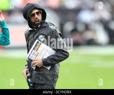 Cleveland, États-Unis. 19 octobre 2025. L’entraîneur-chef des Dolphins de Miami, Mike McDaniel, regarde le terrain dans le deuxième quart-temps contre les Browns de Cleveland au Huntington Bank Field à Cleveland, Ohio, dimanche 19 octobre 2025. Photo de Aaron Josefczyk/UPI crédit : UPI/Alamy Live News Banque D'Images