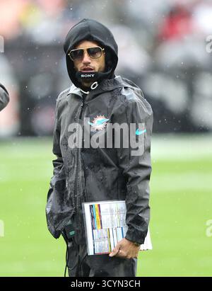 Cleveland, États-Unis. 19 octobre 2025. L’entraîneur-chef des Dolphins de Miami, Mike McDaniel, regarde le terrain au deuxième quart-temps contre les Browns de Cleveland au Huntington Bank Field à Cleveland, Ohio, dimanche 19 octobre 2025. Photo de Aaron Josefczyk/UPI crédit : UPI/Alamy Live News Banque D'Images