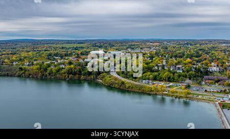 Genève, NY, États-Unis - 17 octobre 2025 : photo aérienne au-dessus du lac Seneca et de la ville de Genève, New York Banque D'Images