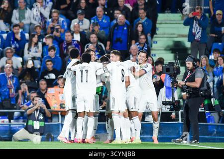 Espagne, Espagne. 19 octobre 2025. Les joueurs du Real Madrid célèbrent lors du match de football LaLiga entre le Real Madrid et Getafe CF à Getafe, Espagne, Oct. 19, 2025. Crédit : Gustavo Valiente/Xinhua/Alamy Live News Banque D'Images
