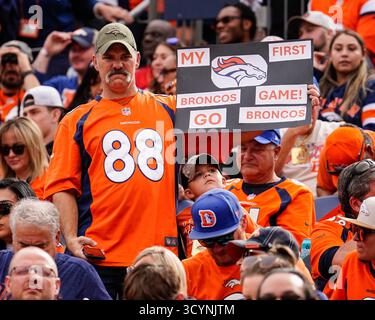 Denver, Colorado, États-Unis. 19 octobre 2025 : un fan des Broncos tient une pancarte indiquant son premier match des Broncos et porte un maillot de 88 en hommage à l'ancien Bronco Demaryius Thomas avant le match de football entre les Broncos de Denver et les Giants de New York. Derek Regensburger/CSM. Crédit : Cal Sport Media/Alamy Live News Banque D'Images