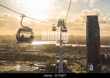 IFS Cloud Cable car - vue sur Londres sur Isle of Dogs Docklands Thames au coucher du soleil Banque D'Images