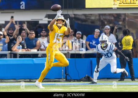 Los Angeles, États-Unis. 19 octobre 2025. Le récepteur Ladd McConkey #15 des Chargers de Los Angeles attrape une passe contre la sécurité des Colts d'Indianapolis Nick Cross #20 lors d'un match de football de la NFL au SoFi Stadium. Indianapolis Colts 38 : 24 Los Angeles Chargers Credit : SOPA images Limited/Alamy Live News Banque D'Images
