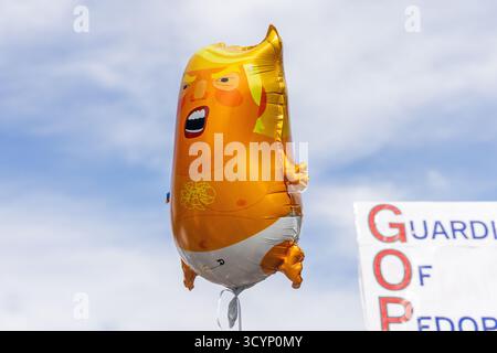 Des Moines, Iowa, États-Unis. 18 octobre 2025. Des milliers de personnes ont organisé un rassemblement « No Kings II » au capitole de l’État à des Moines pour protester contre Donald Trump A. Banque D'Images