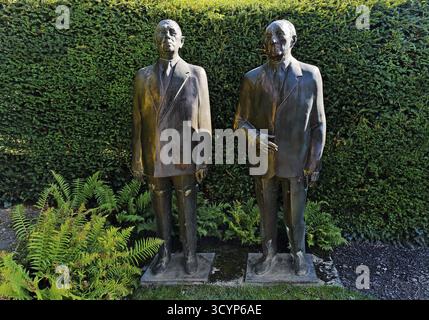 Statues de Gaulle et Adenauer dans le jardin de la Maison Adenauer, Fondation de la Maison du chancelier fédéral Adenauer, Rhoendorf, Bad Honnef, Rhénanie-du-Nord-Wes Banque D'Images