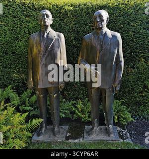 Statues de Gaulle et Adenauer dans le jardin de la Maison Adenauer, Fondation de la Maison du chancelier fédéral Adenauer, Rhoendorf, Bad Honnef, Rhénanie-du-Nord-Wes Banque D'Images