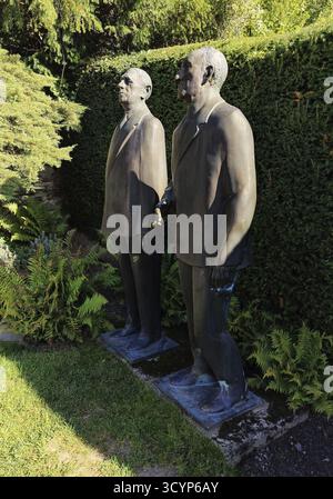 Statues de Gaulle et Adenauer dans le jardin de la Maison Adenauer, Fondation de la Maison du chancelier fédéral Adenauer, Rhoendorf, Bad Honnef, Rhénanie-du-Nord-Wes Banque D'Images
