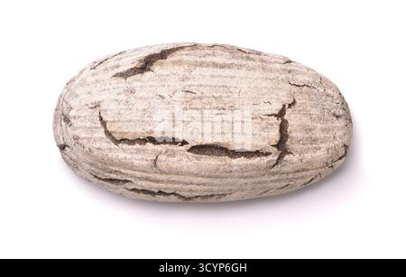 Vue de dessus de pain de seigle au levain artisanal couvert de farine isolé sur blanc Banque D'Images