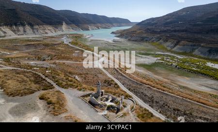 Vue aérienne du réservoir de Kouris près de l'église abandonnée de Saint-Nicolas, district de Limassol, Chypre. Banque D'Images